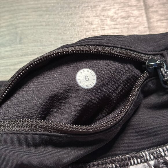 Lululemon Women's Speed Short 4-way Stretch 2.5" - Black/White Floral - Picture 7 of 10